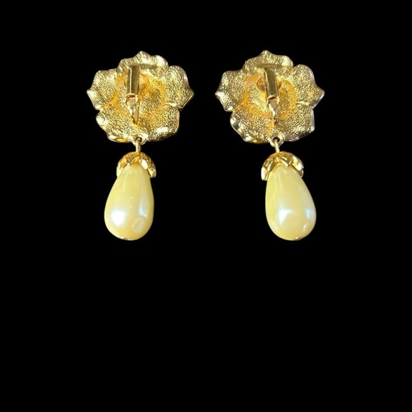 Vintage Avon Gold Flower and Faux Pearl Drop Designer Runway Clip Earrings - Picture 6 of 7